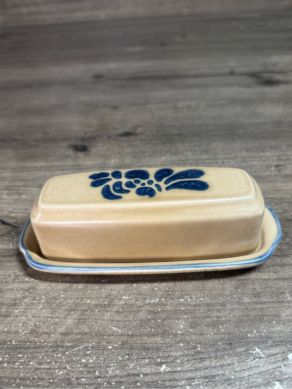 Vintage Pfaltzgraff Folk Art 028 Covered Butter Dish USA Made Tan Blue Stoneware